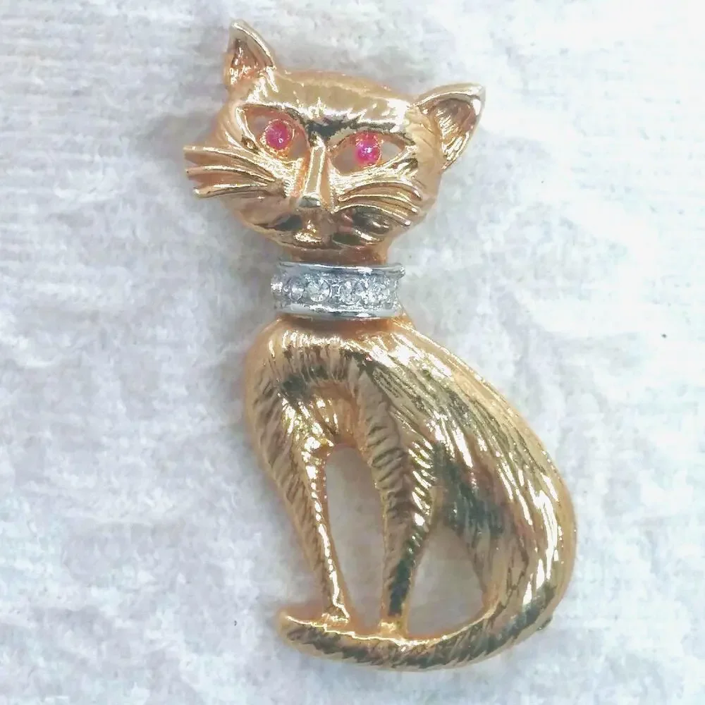 Vintage Bedazzled Cat Brooch Whiskers Ruby Red Eyes Blingy Collar Gold Tone Pin
